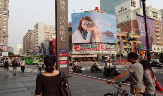 H-0180AB鐵架廣告塔-台中市公益路153號-勤美誠品對面、新光三越、國立美術館、電腦商圈廣告板