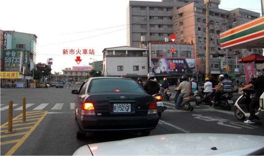 M-0045A廣告鐵架--台南市新市區仁愛街1號A面-火車站、遠東科大廣告版面