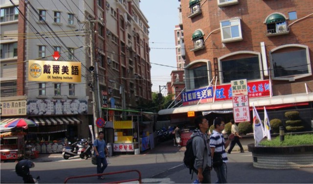 N-0635燈箱廣告塔-台南市永康區南台街3巷12號-南台科技大學後門出入口三角窗廣告看板