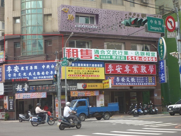 鄰近巨城百貨廣告牆出租