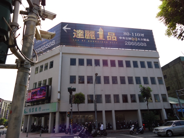 中華三路 建國三路口  陽信銀行屋頂鐵架帆布廣告