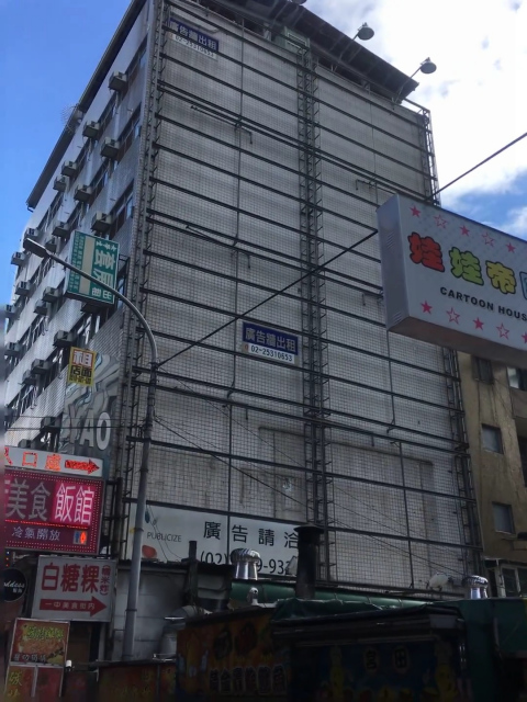 台中一中街超醒目廣告牆